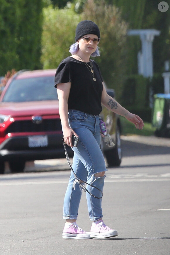 Exclusif - Kelly Osbourne va chercher son petit-déjeuner à emporter dans le quartier de Studio City à Los Angeles, le 25 juin 2020.