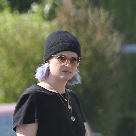 Exclusif - Kelly Osbourne va chercher son petit-déjeuner à emporter dans le quartier de Studio City à Los Angeles, le 25 juin 2020.