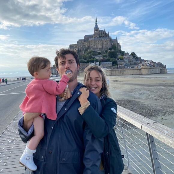 Cindy Poumeyrol avec son mari Thomas et leur flle Alba au Mont-Saint Michel, en Bretagne, le 25 juillet 2020