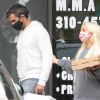 Exclusif - Lady Gaga et son compagnon Michael Polansky sont allés acheter leur dîner à emporter dans un restaurant à Malibu, le 27 juin 2020. Elle porte un sweat oversize (sans pantalon) et un masque de protection contre le Coronavirus (Covid-19) rose assorti à son sac à dos
