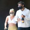 Exclusif - Lady Gaga et son compagnon Michael Polansky, munis de masques de protection contre le coronavirus (Covid-19), quittent un restaurant italien de Malibu les bras chargés de victuailles. Auparavant, le couple avait acheté du vin. Des rumeurs de mariage prochain entre l'homme d'affaires et la chanteuse circulent depuis le confinement lié au virus. Le 14 juin 2020.