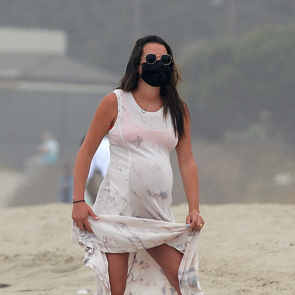 Exclusif - Lea Michele enceinte passe la journée avec son mari Zandy Reich et sa mère Edith sur la plage à Santa Monica, Los Angeles, le 4 août 2020. The ImageDirect / Bestimage