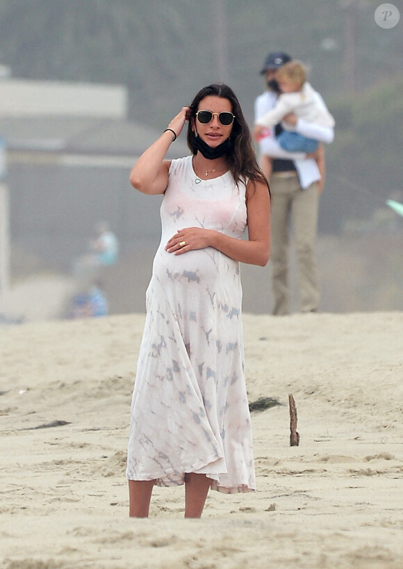 Exclusif - Lea Michele enceinte passe la journée avec son mari Zandy Reich et sa mère Edith sur la plage à Santa Monica, Los Angeles, le 4 août 2020. The ImageDirect / Bestimage