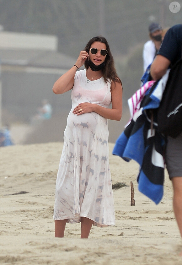 Exclusif - Lea Michele enceinte passe la journée avec son mari Zandy Reich et sa mère Edith sur la plage à Santa Monica, Los Angeles, le 4 août 2020. The ImageDirect / Bestimage