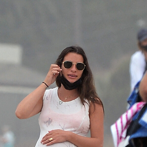 Exclusif - Lea Michele enceinte passe la journée avec son mari Zandy Reich et sa mère Edith sur la plage à Santa Monica, Los Angeles, le 4 août 2020. The ImageDirect / Bestimage