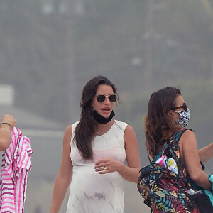 Exclusif - Lea Michele enceinte passe la journée avec son mari Zandy Reich et sa mère Edith sur la plage à Santa Monica, Los Angeles, le 4 août 2020. The ImageDirect / Bestimage