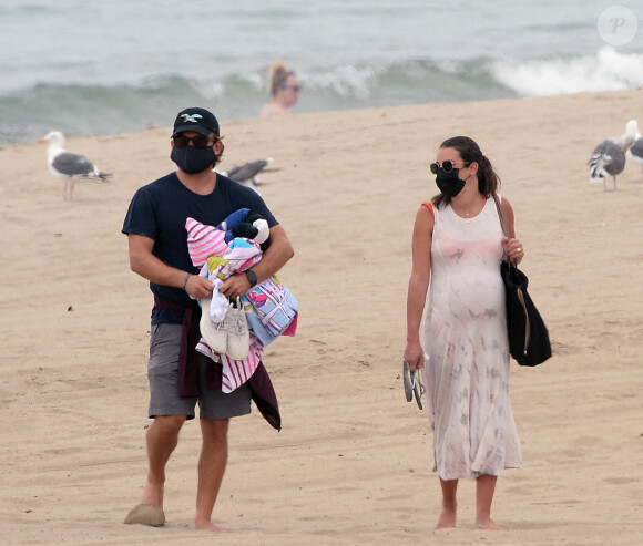 Exclusif - Lea Michele enceinte passe la journée avec son mari Zandy Reich et sa mère Edith sur la plage à Santa Monica, Los Angeles, le 4 août 2020. The ImageDirect / Bestimage