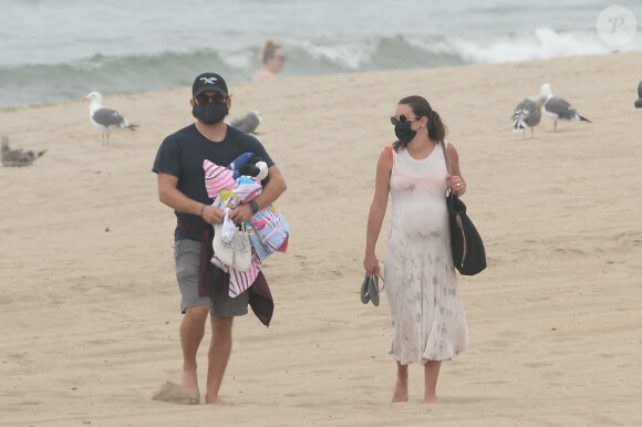 Exclusif - Lea Michele enceinte passe la journée avec son mari Zandy Reich et sa mère Edith sur la plage à Santa Monica, Los Angeles, le 4 août 2020. The ImageDirect / Bestimage