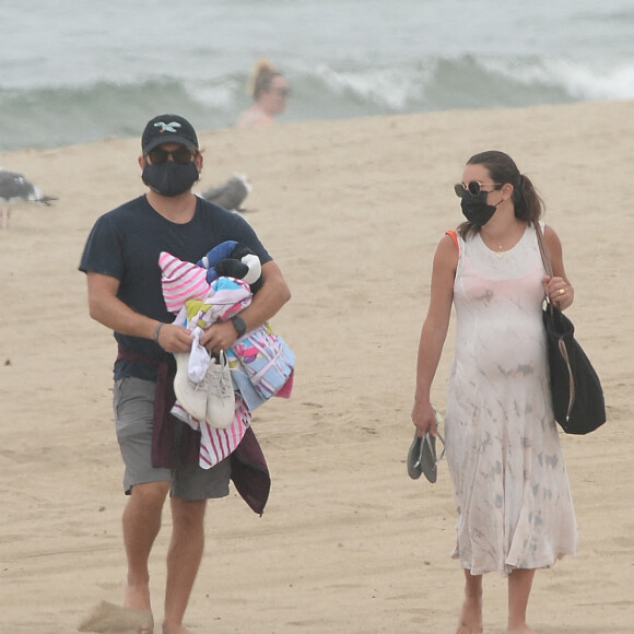 Exclusif - Lea Michele enceinte passe la journée avec son mari Zandy Reich et sa mère Edith sur la plage à Santa Monica, Los Angeles, le 4 août 2020. The ImageDirect / Bestimage