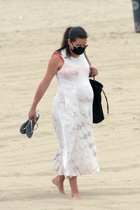 Exclusif - Lea Michele enceinte passe la journée avec son mari Zandy Reich et sa mère Edith sur la plage à Santa Monica, Los Angeles, le 4 août 2020. The ImageDirect / Bestimage
