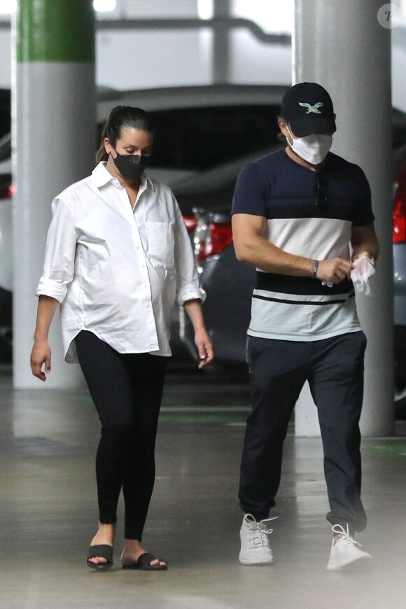 Exclusif - Lea Michele enceinte à la sortie d'un rendez-vous médical en compagnie de son mari Zandy Reich dans le quartier de Santa Monica à Los Angeles pendant l'épidémie de coronavirus (Covid-19), le 13 août 2020. Backgrid USA / Bestimage
