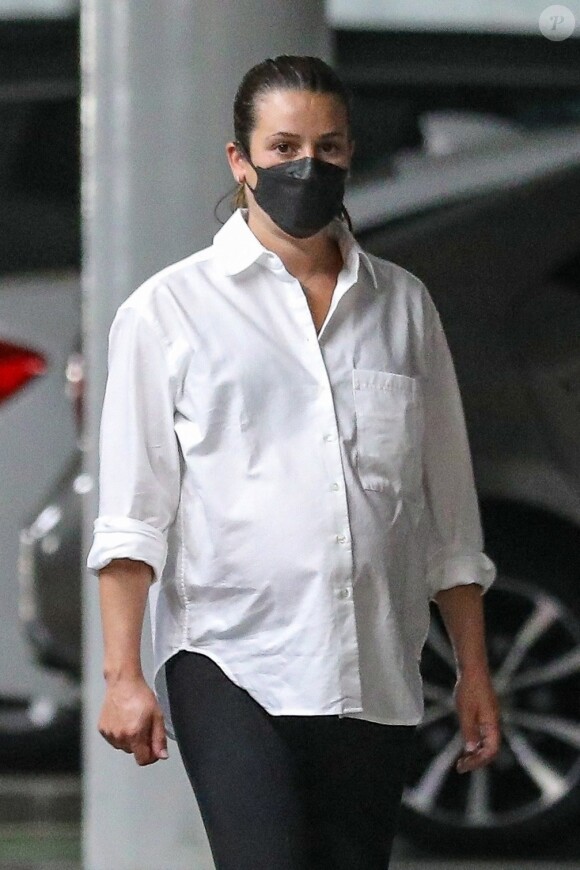 Exclusif - Lea Michele enceinte à la sortie d'un rendez-vous médical en compagnie de son mari Zandy Reich dans le quartier de Santa Monica à Los Angeles pendant l'épidémie de coronavirus (Covid-19), le 13 août 2020. Backgrid USA / Bestimage