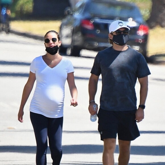 Exclusif - Lea Michele enceinte et son mari Zandy Reich se promènent en amoureux à Los Angeles pendant l'épidémie de coronavirus (Covid-19), le 9 août 2020. Backgrid USA / Bestimage