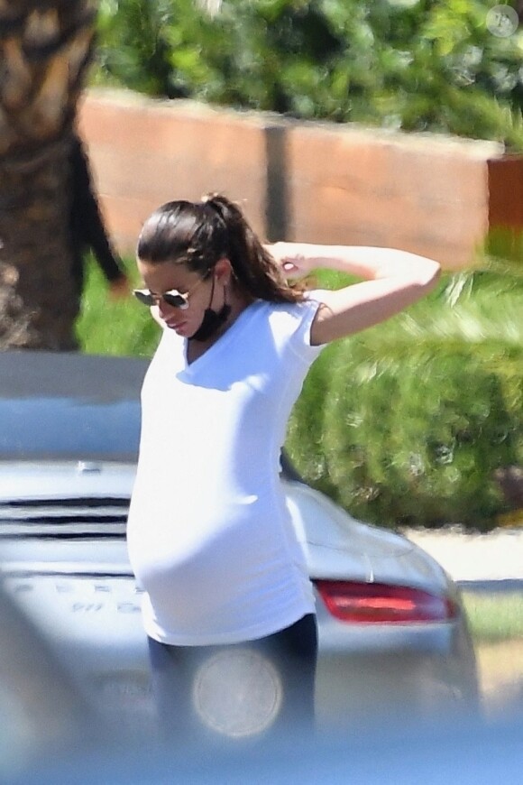 Exclusif - Lea Michele enceinte et son mari Zandy Reich se promènent en amoureux à Los Angeles pendant l'épidémie de coronavirus (Covid-19), le 9 août 2020. Backgrid USA / Bestimage