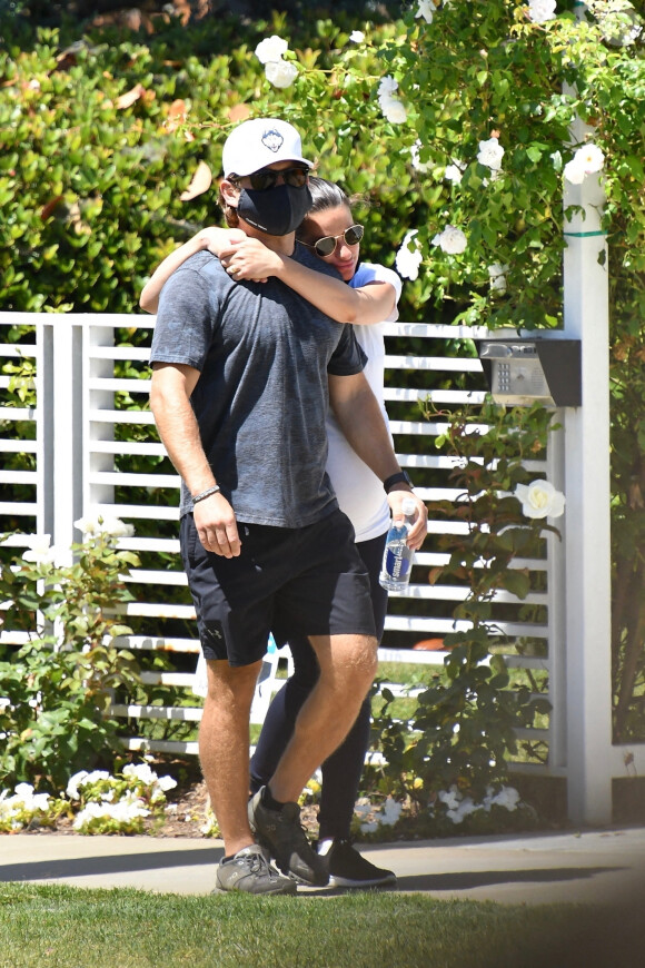 Exclusif - Lea Michele enceinte et son mari Zandy Reich se promènent en amoureux à Los Angeles pendant l'épidémie de coronavirus (Covid-19), le 9 août 2020. Backgrid USA / Bestimage