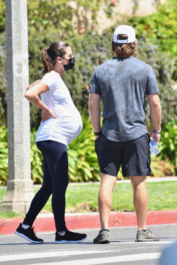 Exclusif - Lea Michele enceinte et son mari Zandy Reich se promènent en amoureux à Los Angeles pendant l'épidémie de coronavirus (Covid-19), le 9 août 2020. Backgrid USA / Bestimage