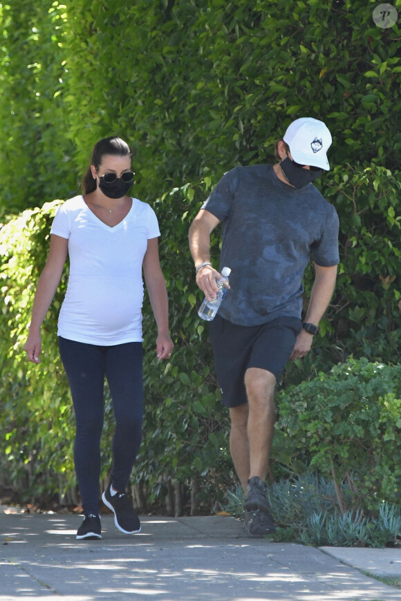 Exclusif - Lea Michele enceinte et son mari Zandy Reich se promènent en amoureux à Los Angeles pendant l'épidémie de coronavirus (Covid-19), le 9 août 2020. Backgrid USA / Bestimage