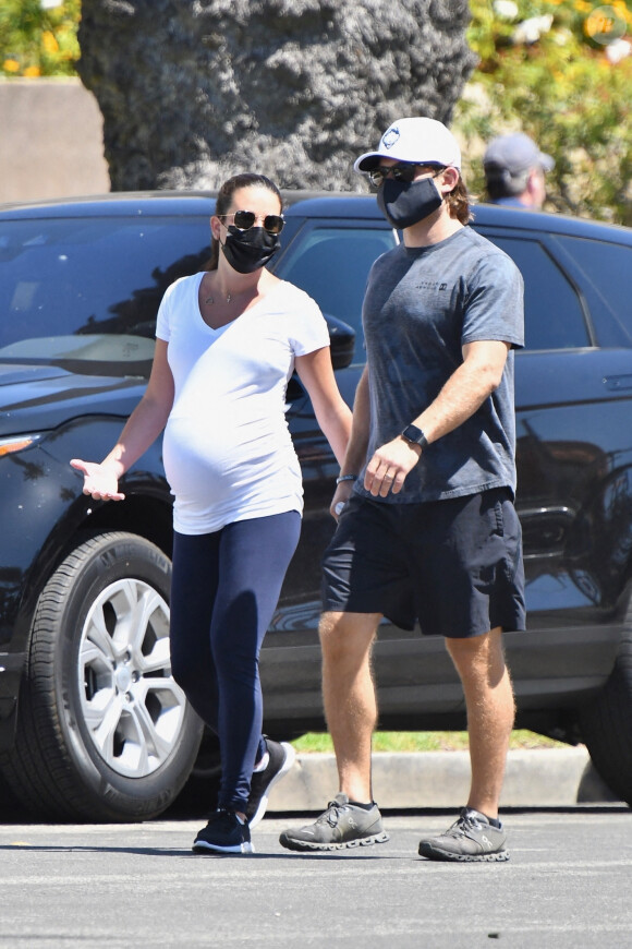 Exclusif - Lea Michele enceinte et son mari Zandy Reich se promènent en amoureux à Los Angeles pendant l'épidémie de coronavirus (Covid-19), le 9 août 2020. Backgrid USA / Bestimage
