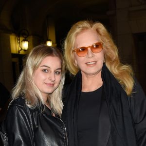 Sylvie Vartan avec sa fille Darina Scotti-Vartan à la générale de la pièce "La Vraie Vie" au théâtre Edouard 7 à Paris, le 18 septembre 2017. © Guirec Coadic/Bestimage