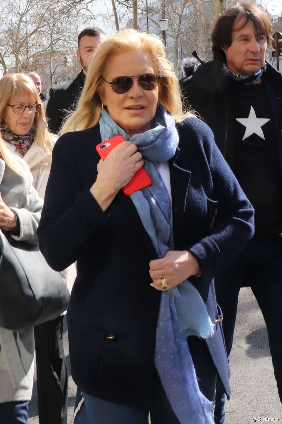 Sylvie Vartan à la sortie de la station Fun radio à Paris le 20 mars 2019.