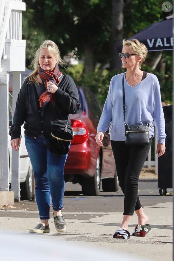 Exclusif - Sharon Stone est allée déjeuner avec sa soeur Kelly Stone à Sherman Oaks, le 27 janvier 2018. @Backgrid USA / Bestimage
