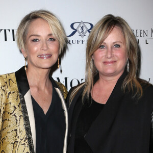 Sharon Stone et sa soeur Kelly Stone - Sharon Stone assiste à la première de ''Mothers And Daughters'' à Los Angeles le 28 avril 2016. @Zuma Press / BestImage
