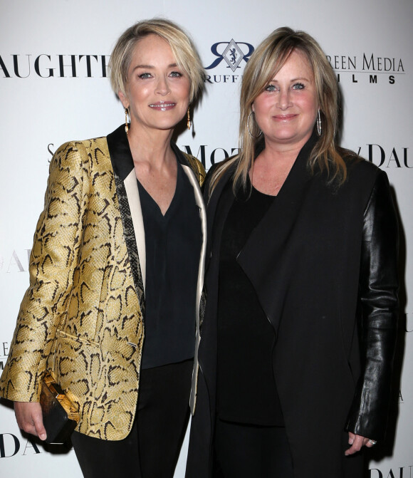 Sharon Stone et sa soeur Kelly Stone - Sharon Stone assiste à la première de ''Mothers And Daughters'' à Los Angeles le 28 avril 2016. @Zuma Press / BestImage