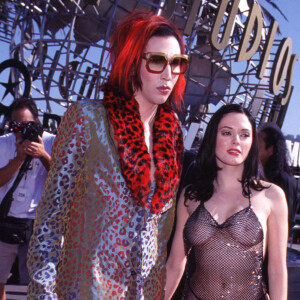 Marilyn Manson et Rose McGowan aux MTV Video Music Awards en 1998, en Californie. 