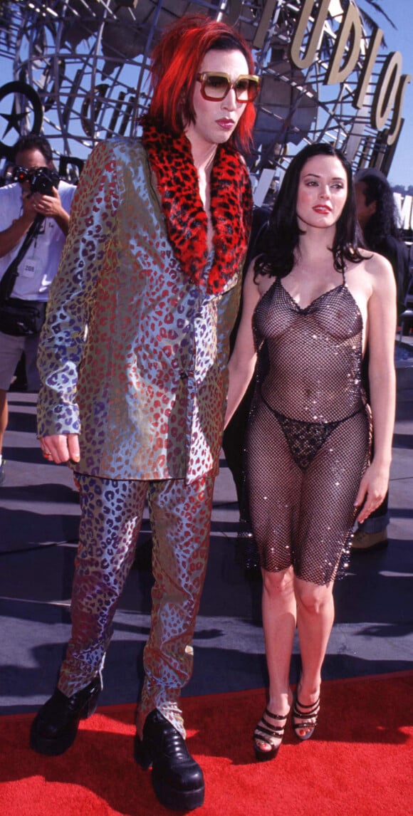 Marilyn Manson et Rose McGowan aux MTV Video Music Awards en 1998, en Californie. 
