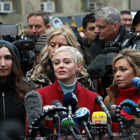 Les accusatrices d'Harvey Weinstein, Sarah Ann Masse, Paula Williams, Rose McGowan, Lauren Sivan en conférence de presse devant le tribunal de New York le 6 janvier 2020.