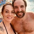 David Mora pose avec sa chérie Davina, en vacances à la piscine sur Instagram