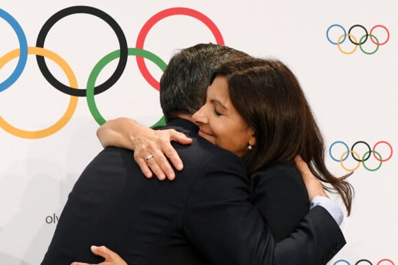 Le maire de Los Angeles Eric Garcetti et la maire de Paris Anne Hidalgo - Paris et Los Angeles sont assurées d'organiser les JO en 2024 ou en 2028 et doivent maintenant se mettre d'accord sur l'ordre d'attribution, après la décision mardi du comité international olympique (CIO) à Lausanne, Suisse, le 11 juillet 2017. © Philippe Millereau/Paris2024/Bestimage