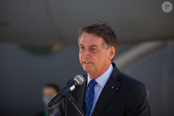 Le président du Brésil Jair Bolsonaro sur la base aérienne de Sao Paulo pour le départ d'une délégation brésilienne pour le Liban. 13 personnes sont en partance pour aller distribuer nourriture, médicaments, masques et respirateurs artificiels aux victimes de la double explosion dans le port de Beyrouth, ayant plus de 150 morts et 5000 blessés il y a 9 jours. © Paulo Lopes / Zuma Press / Bestimage