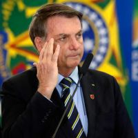 Jair Bolsonaro ridiculisé : il prend un nain sur ses épaules par erreur !