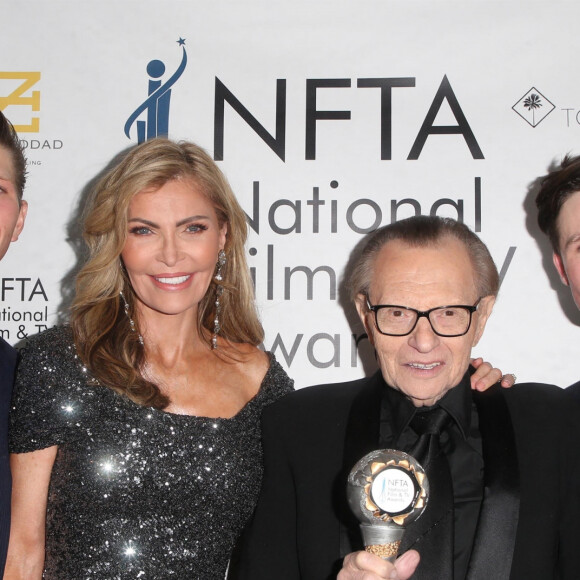 Shawn King avec son mari Larry King et ses fils Andy King et Larry King Jr. au photocall des "National Film and Television Awards" à Los Angeles, le 5 décembre 2018.