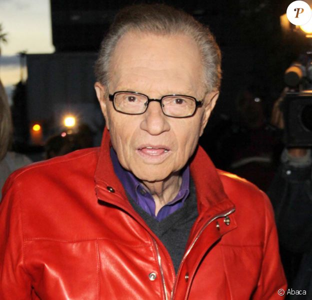 Larry King arrive en famille à l'enregistrement de sa dernière émission sur CNN.
