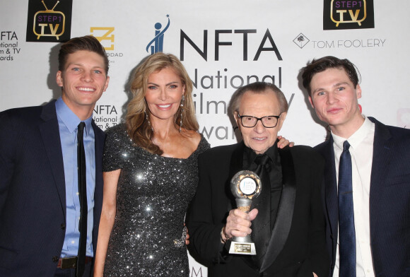Shawn King avec son mari Larry King et ses fils Andy King et Larry King Jr. au photocall des "National Film and Television Awards" à Los Angeles, le 5 décembre 2018.