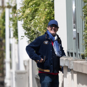 Exclusif - Jean-Luc Reichmann, tout sourire, se rend à son parking pour récupérer sa voiture à Paris, France, le 16 mai 2020.