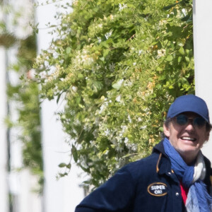 Exclusif - Jean-Luc Reichmann, tout sourire, se rend à son parking pour récupérer sa voiture à Paris, France, le 16 mai 2020.