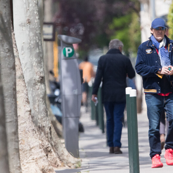 Exclusif - Jean-Luc Reichmann, tout sourire, se rend à son parking pour récupérer sa voiture à Paris, France, le 16 mai 2020.