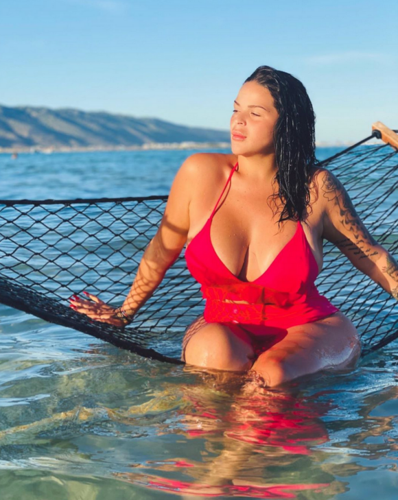 Sarah Fraisou dévoile sa silhouette très amincie à la plage sur Instagram