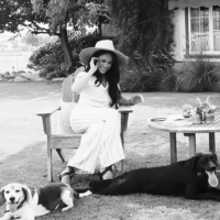 Meghan Markle "à la maison" : look d'été avec ses chiens et... Gloria Steinem