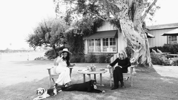 Meghan Markle "à la maison" : look d'été avec ses chiens et... Gloria Steinem