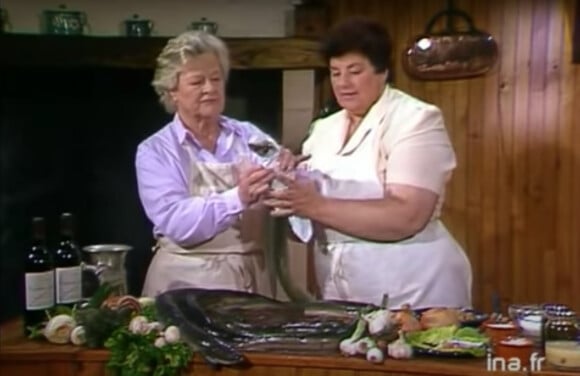 Micheline Banzet-Lawton et Maïté préparent une anguille en matelote dans "La cuisine des mousquetaires".