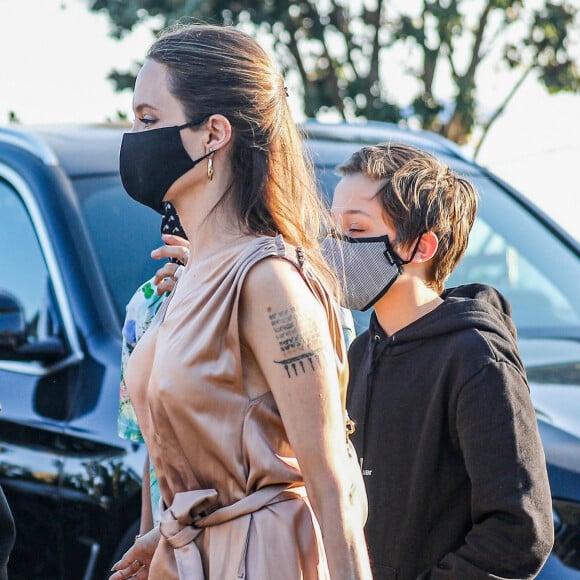 Angelina Jolie et Knox Jolie-Pitt au restaurant Nobu dans le quartier de Malibu à Los Angeles pendant l'épidémie de coronavirus (Covid-19), le 27 août 2020.