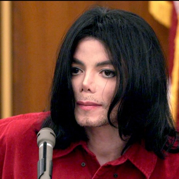 Michael Jackson au tribunal de Santa Maria en 2002. Le chanteur était accusé d'avoir annulé des concerts, causant la perte de plusieurs millions de dollars au promoteur.