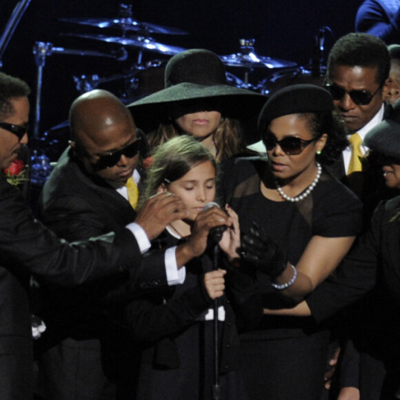Paris Jackson et le reste de la famille Jackson aux funérailles de Michael Jackson à Los Angeles, au Staples Center, le 7 juillet 2009. 