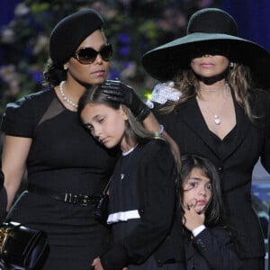 Janet Jackson, Paris Jackson, La Toya Jackson, Randy Jackson et Prince Michael aux funérailles de Michael Jackson à Los Angeles, au Staples Center, le 7 juillet 2009.