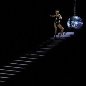 Miley Cyrus interprète la chanson "Midnight Sky" sur une boule à facettes géante, rappelant son clip de 2013 "Wrecking Ball", lors des MTV Video Music Awards. Los Angeles, le 30 août 2020.