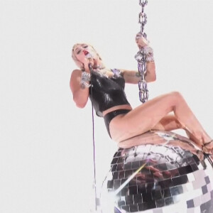 Miley Cyrus interprète la chanson "Midnight Sky" sur une boule à facettes géante, rappelant son clip de 2013 "Wrecking Ball", lors des MTV Video Music Awards. Los Angeles, le 30 août 2020.